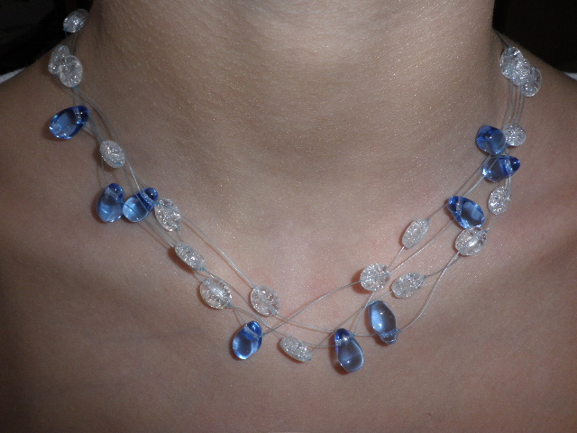 motanice, modré kapky a bílé oválky 