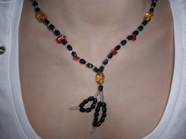 černý lístek a červené kamínky i naušnice